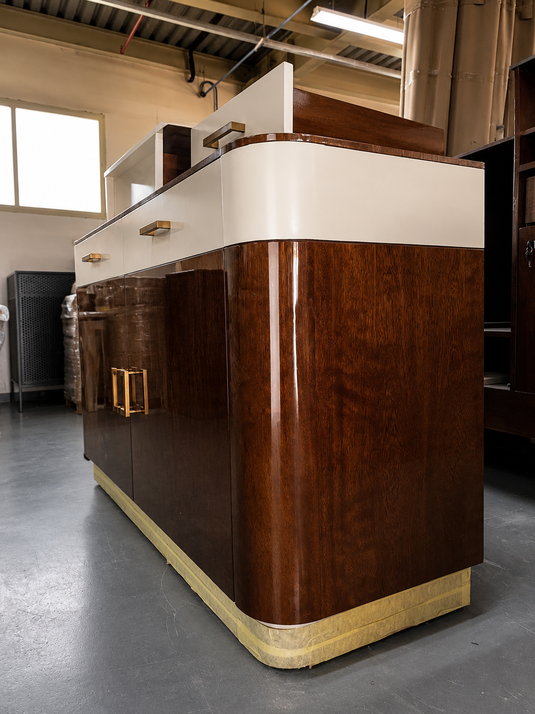 Bar credenza in mahogany and white lacquer with brass handles — pre-delivery quality inspection in workshop